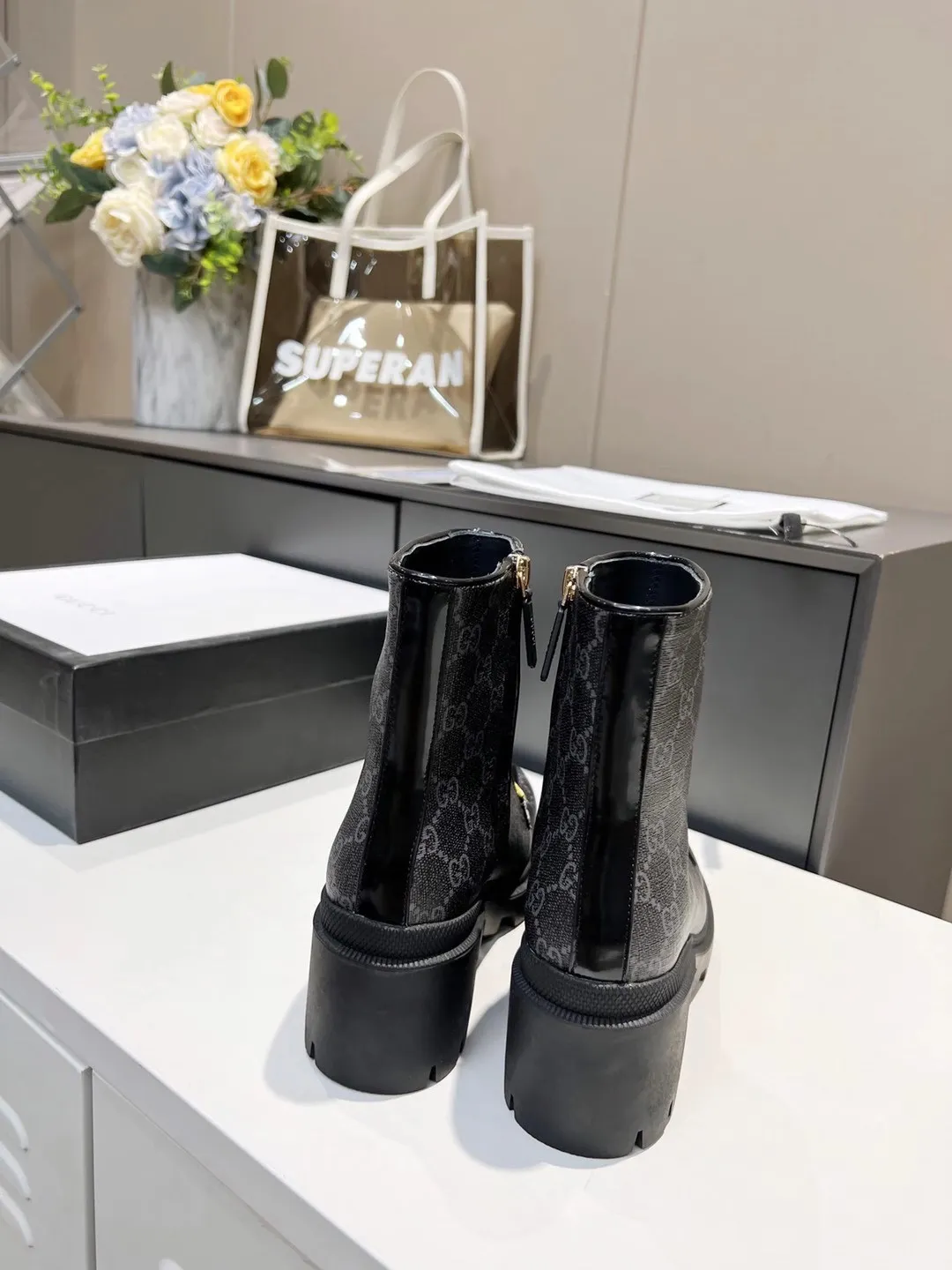 👟👟Ex-factory price 540👟👟 The new version of GUCCI is on sale...🔥 It has a retro British style and is decorated with metal LOGO on the front. Heel height: 6cm Fabric: Open edge beads ➕Special material, lining/foot pads: upgraded cowhide 🐂 Color: black Size: 34-40. (34 and 41 42 need to be customized) Packaging: Comes with card and cloth bag.
